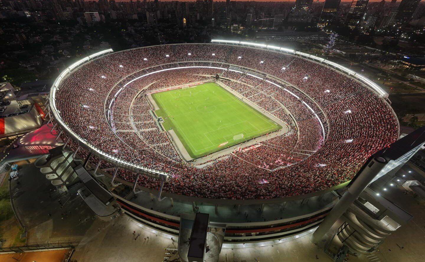 Monumentalul din Buenos Aires intră în renovare: capacitate de peste 100.000 de locuri și costuri de 100 de milioane de euro Stadionul „Monumental” din Buenos Aires, casa echipei River Plate, va intra în curând într-un amplu proces de renovare