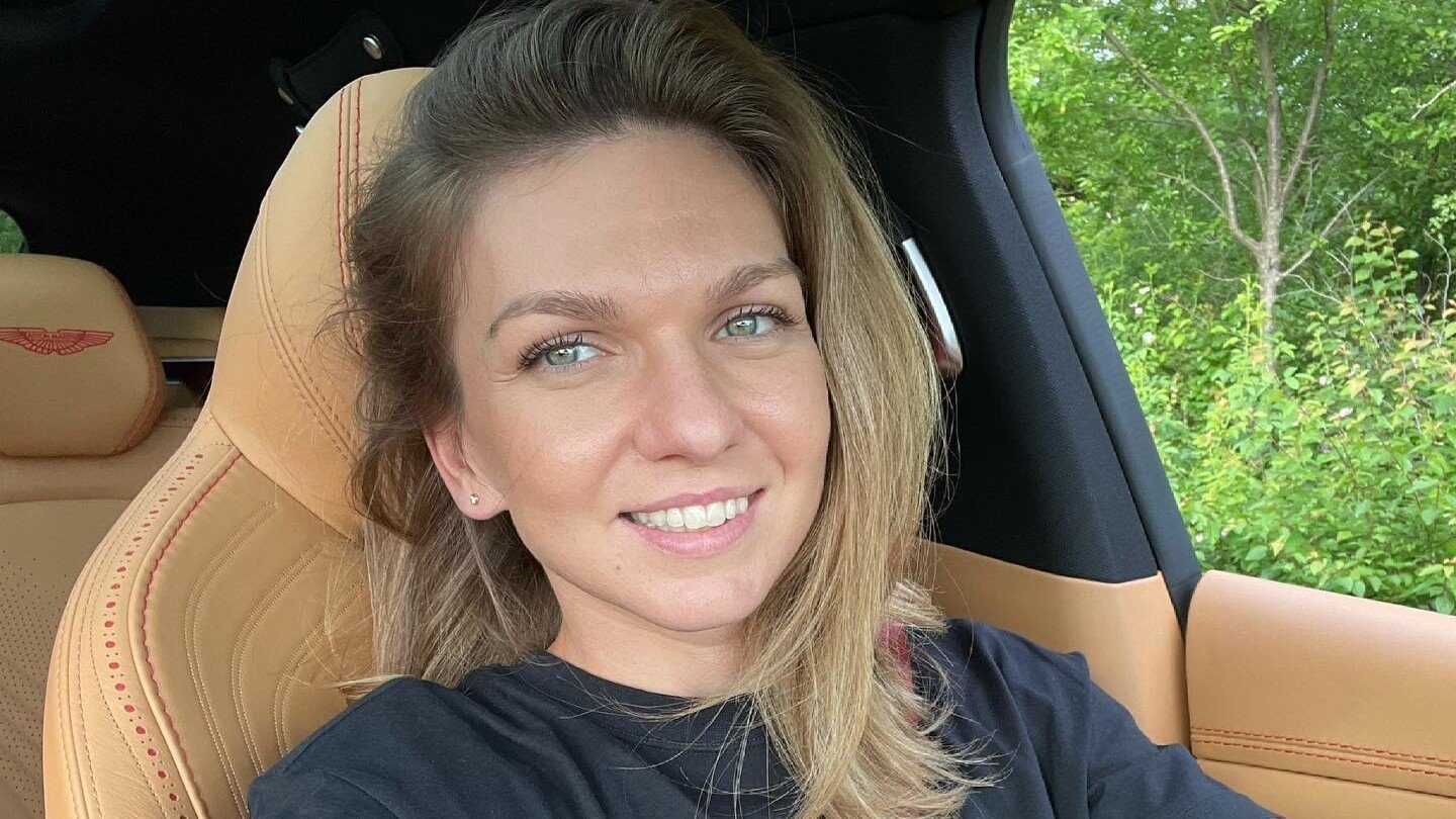 Simona Halep, surprinsă într-o ipostază relaxată la volanul unui Porsche Simona Halep, fosta lideră mondială în tenis, a fost recent fotografiată în timp ce se bucura de o ieșire cu o prietenă, la volanul unui Porsche 911 Carrera S roșu