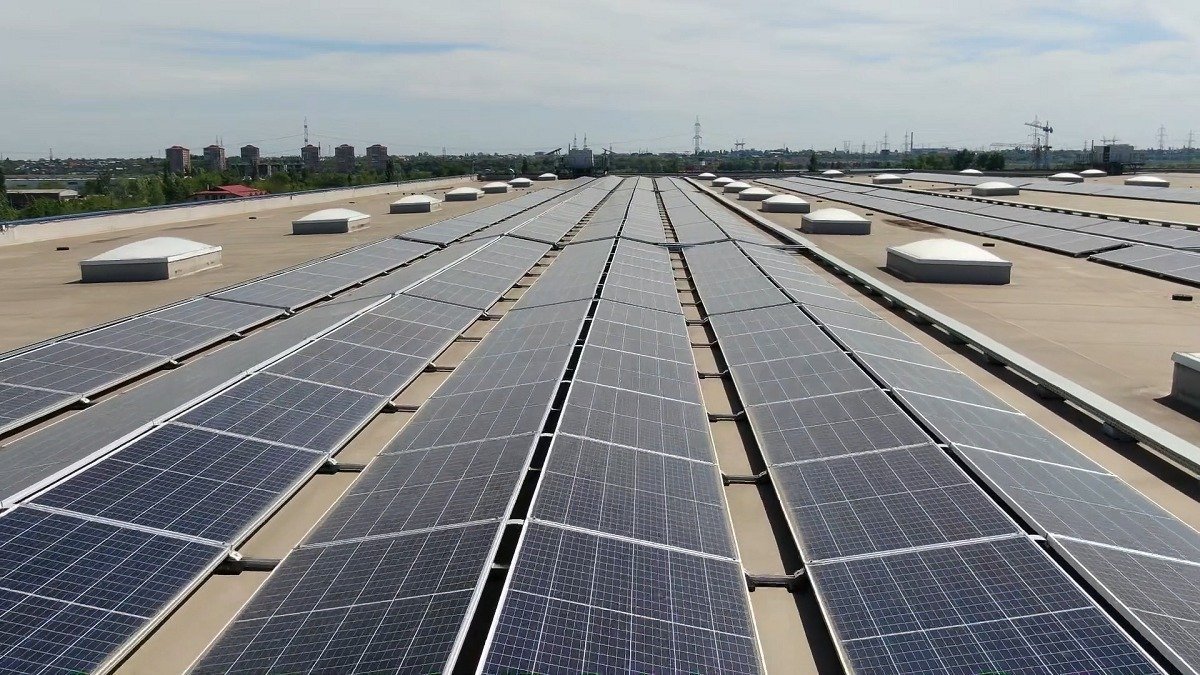 Fondul suveran al Norvegiei investește masiv în energie regenerabilă în SUA Cel mai mare fond suveran de investiții din lume, cel al Norvegiei, a intrat pe piața de energie regenerabilă din Statele Unite, anunțând o investiție semnificativă într-un portofoliu impresionant de centrale solare și eoliene