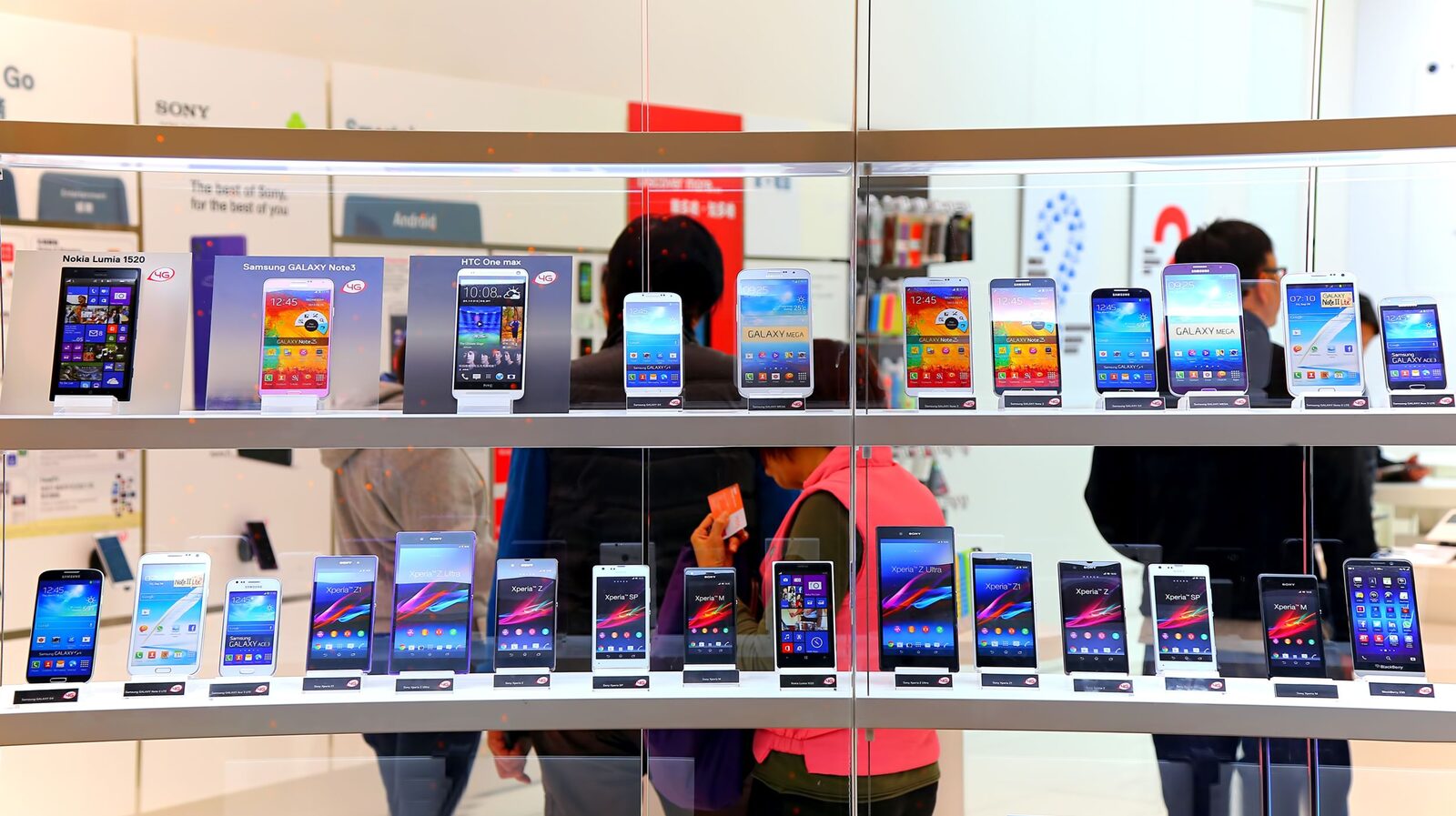Scăderi istorice pe piața smartphone-urilor: Deficitul de memorie RAM, principalul vinovat Piața globală a smartphone-urilor se confruntă cu o potențială scădere dramatică a vânzărilor, cu o diminuare estimată la 13% pentru anul curent, conform analizelor companiei IDC