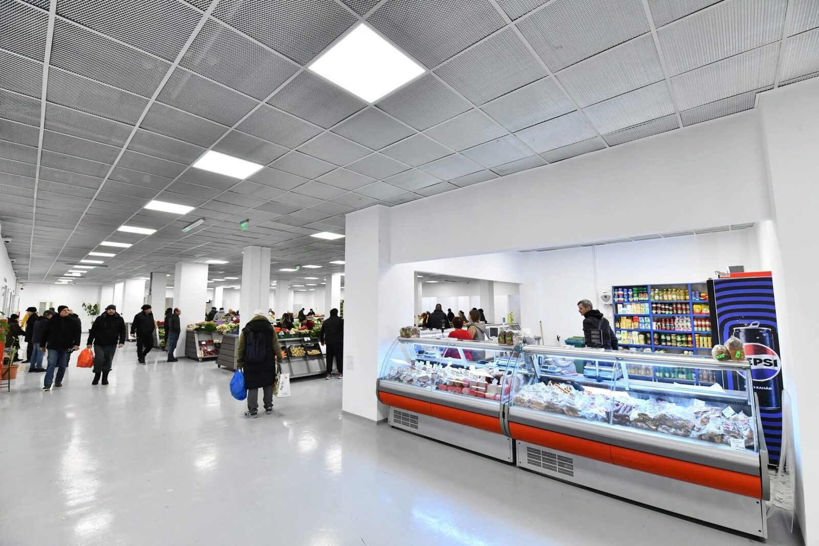 Sectorul 6 scoate la licitație zeci de spații comerciale în piețe Administrația Sectorului 6 a anunțat scoaterea la licitație a 47 de spații comerciale din piețele de pe raza sectorului