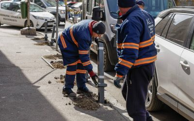 București: Stâlpișori montați în zona Sălii Palatului pentru protejarea pietonilor Primăria Municipiului București a demarat recent o serie de măsuri pentru a îmbunătăți siguranța pietonilor și pentru a reconfigura spațiul public în centrul Capitalei