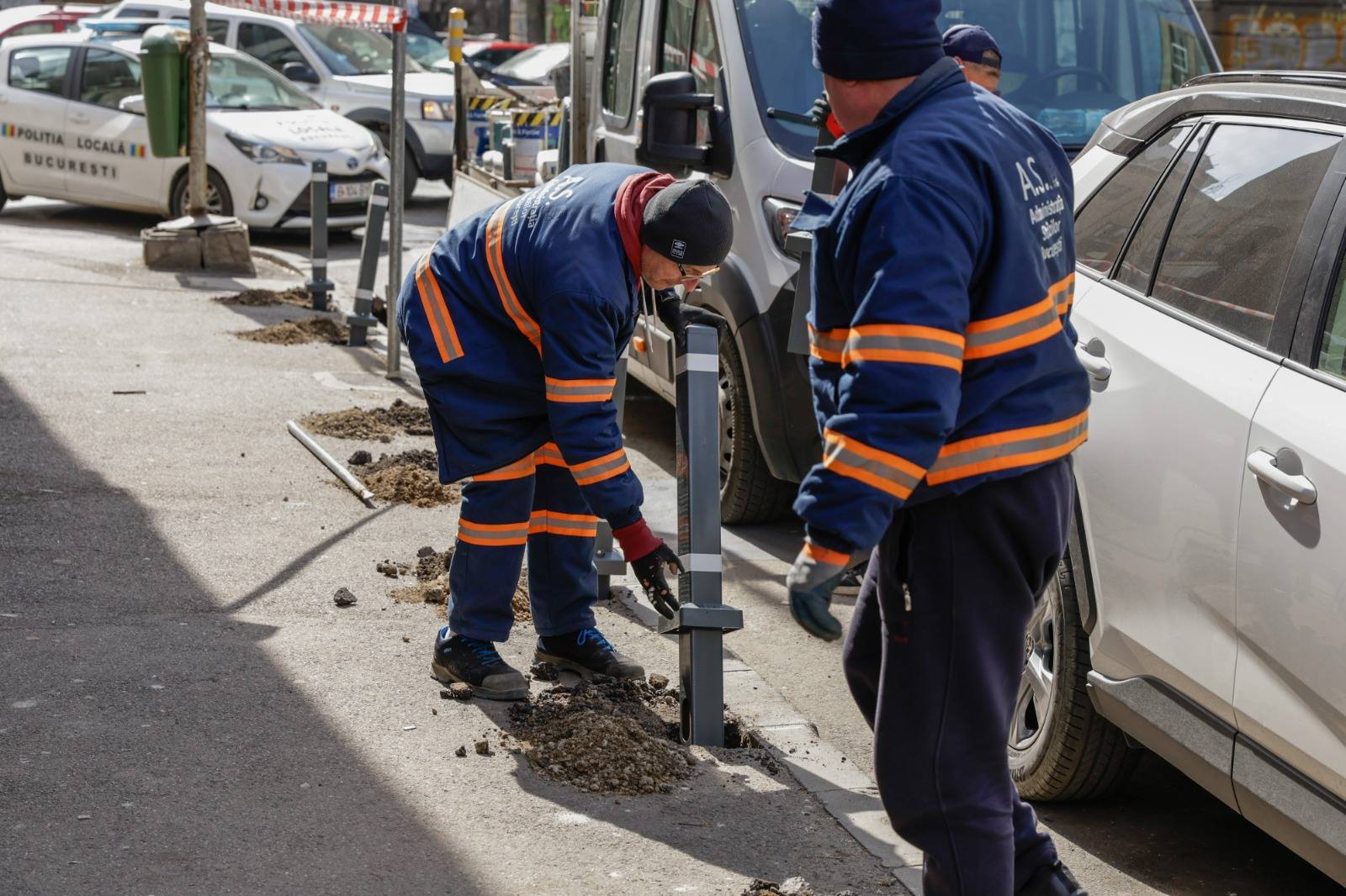 București: Stâlpișori montați în zona Sălii Palatului pentru protejarea pietonilor Primăria Municipiului București a demarat recent o serie de măsuri pentru a îmbunătăți siguranța pietonilor și pentru a reconfigura spațiul public în centrul Capitalei