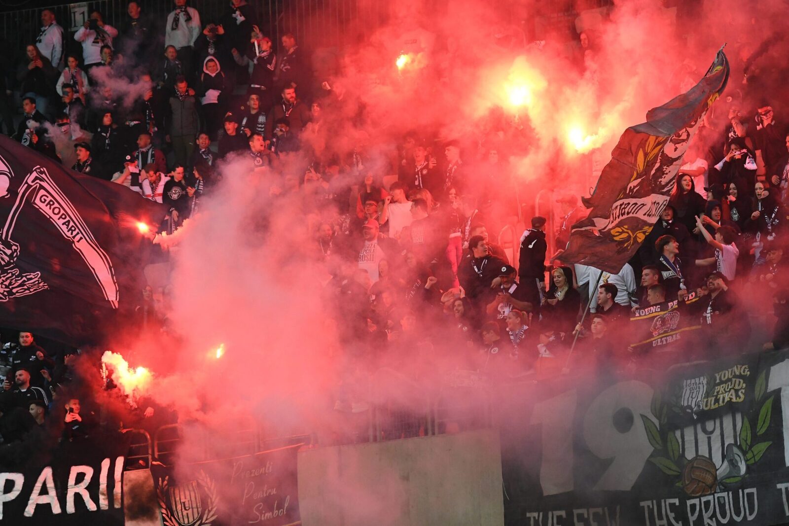 Atmosferă incendiară la Cluj Arena: U Cluj întâlnește CFR în derby-ul Ardealului Universitatea Cluj și CFR Cluj se vor înfrunta luni seară, de la ora 20:30, pe Cluj Arena, într-un meci care va încheia prima etapă a play-off-ului