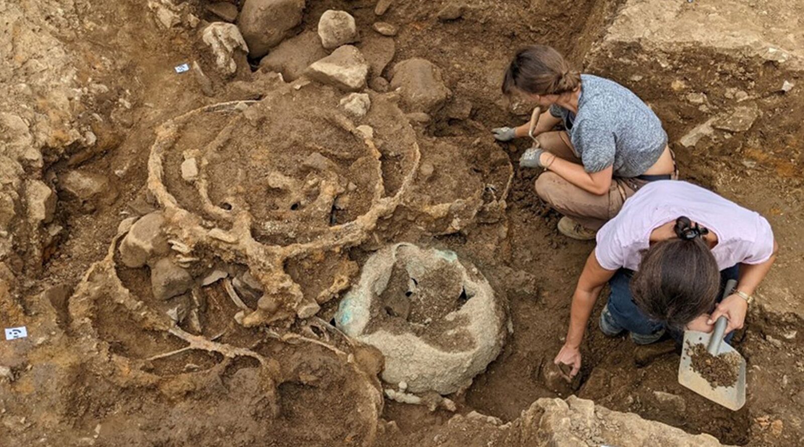 Tezaure impresionante din epoca fierului, descoperite în anglia: o posibila ceremonie funerară regală Arheologii au descoperit două tezaure vaste din epoca fierului în nordul Angliei, alcătuite din arme metalice arse, vase și componente de care sau căruțe