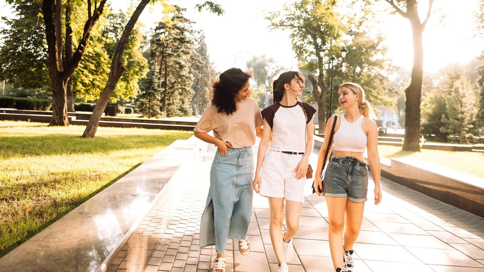 Tinerii urbani români, deschiși la schimbare și idei noi, dar mulți se confruntă cu dificultăți financiare Aproape șase din zece tineri cu vârste cuprinse între 18 și 35 de ani din mediul urban sunt favorabili schimbării și ideilor noi, indică un sondaj de opinie recent