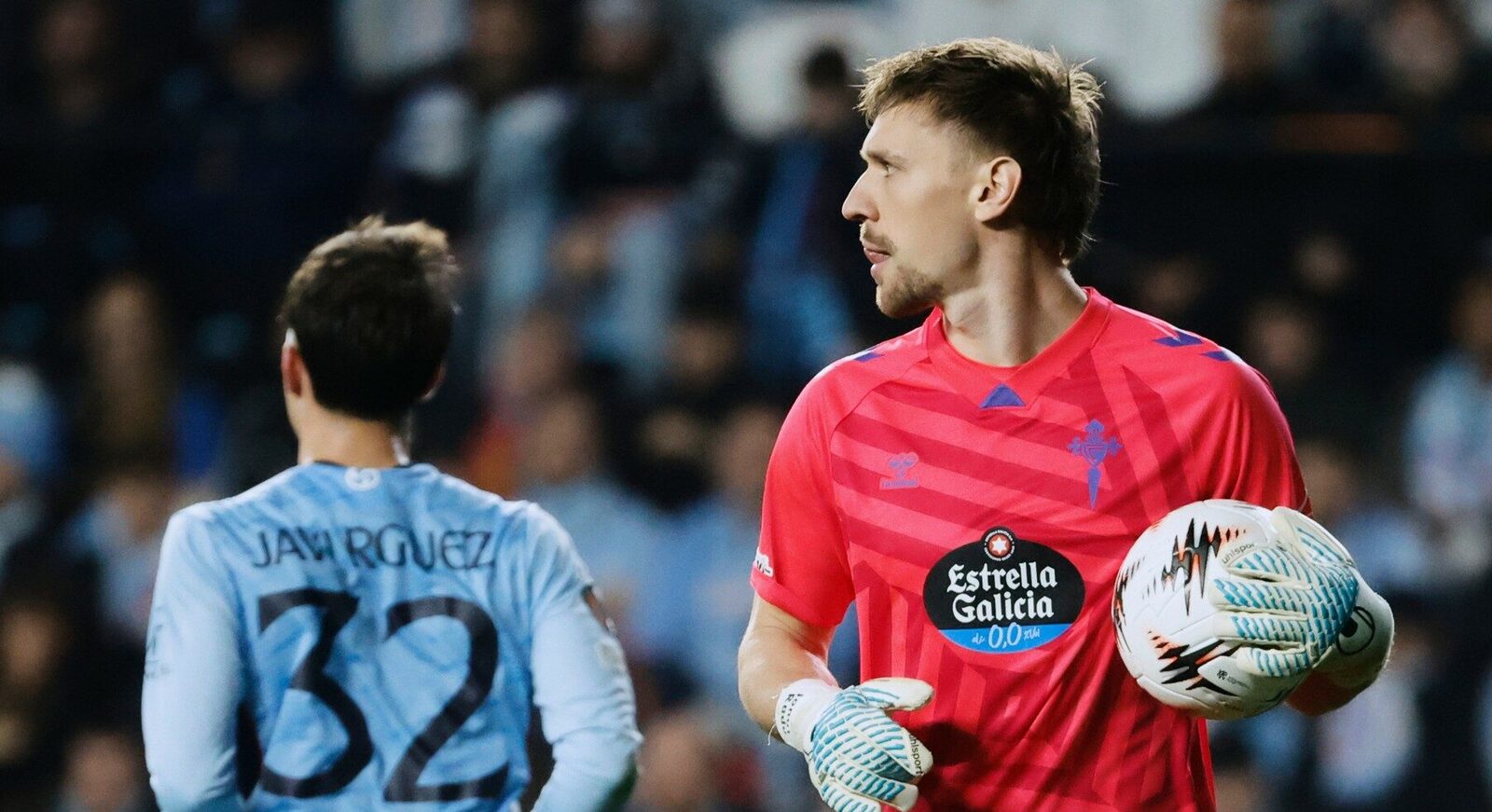Ionuț Radu, în vizorul lui Juventus Torino? Un transfer spectaculos, posibil în vară Portarul român Ionuț Radu, autorul unui sezon remarcabil la Celta Vigo, ar putea fi protagonistul unui transfer de senzație în vara acestui an