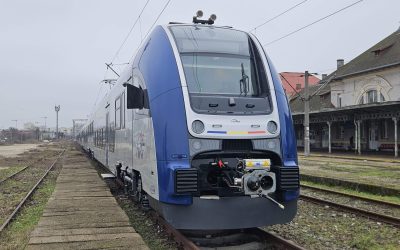 Trenurile PESA, livrate României, așteaptă pe linie din cauza lipsei centrelor de mentenanță Mai multe trenuri fabricate de compania poloneză PESA au ajuns în România în ultimele nouă luni, iar două rame electrice au fost recepționate recent de Autoritatea pentru Reformă Feroviară (ARF)