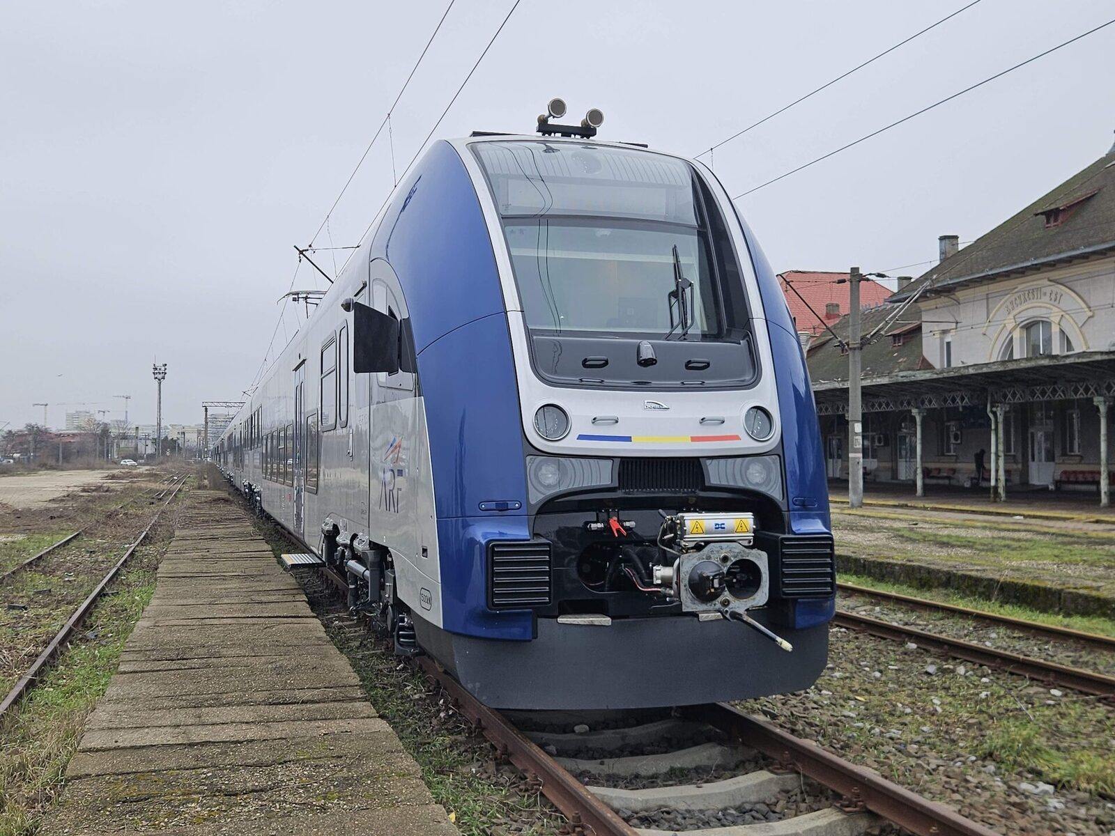 Trenurile PESA, livrate României, așteaptă pe linie din cauza lipsei centrelor de mentenanță Mai multe trenuri fabricate de compania poloneză PESA au ajuns în România în ultimele nouă luni, iar două rame electrice au fost recepționate recent de Autoritatea pentru Reformă Feroviară (ARF)