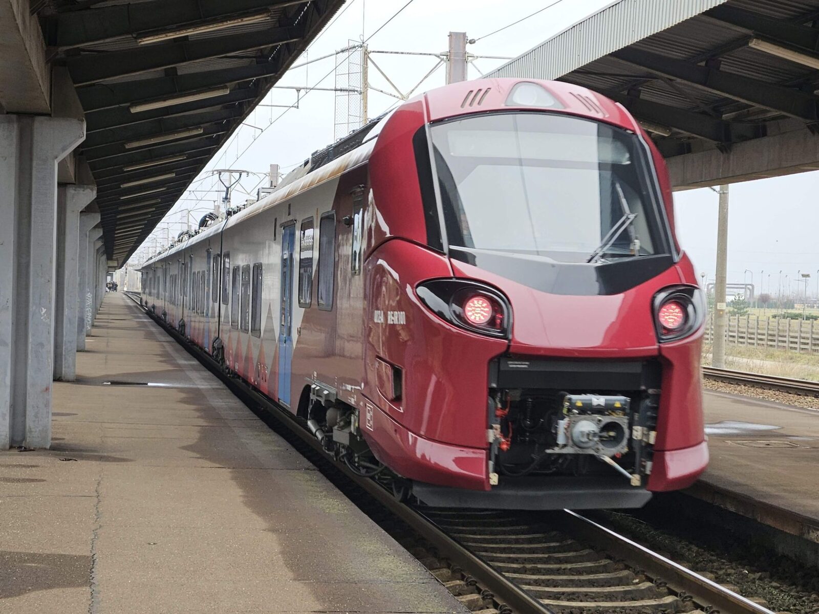 România visează la trenuri de mare viteză: Un proiect de 18 miliarde de euro de la Constanța la Oradea România analizează posibilitatea de a construi o linie de tren de mare viteză care să traverseze țara, de la Constanța la Oradea