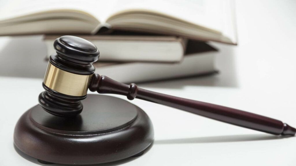 Condamnare istorică: Bărbat, închis pentru agresarea unui medic Judecătoria Fetești a pronunțat o sentință fără precedent în justiția română, condamnând un bărbat la 2 ani și 5 luni de închisoare cu executare pentru agresarea unui medic