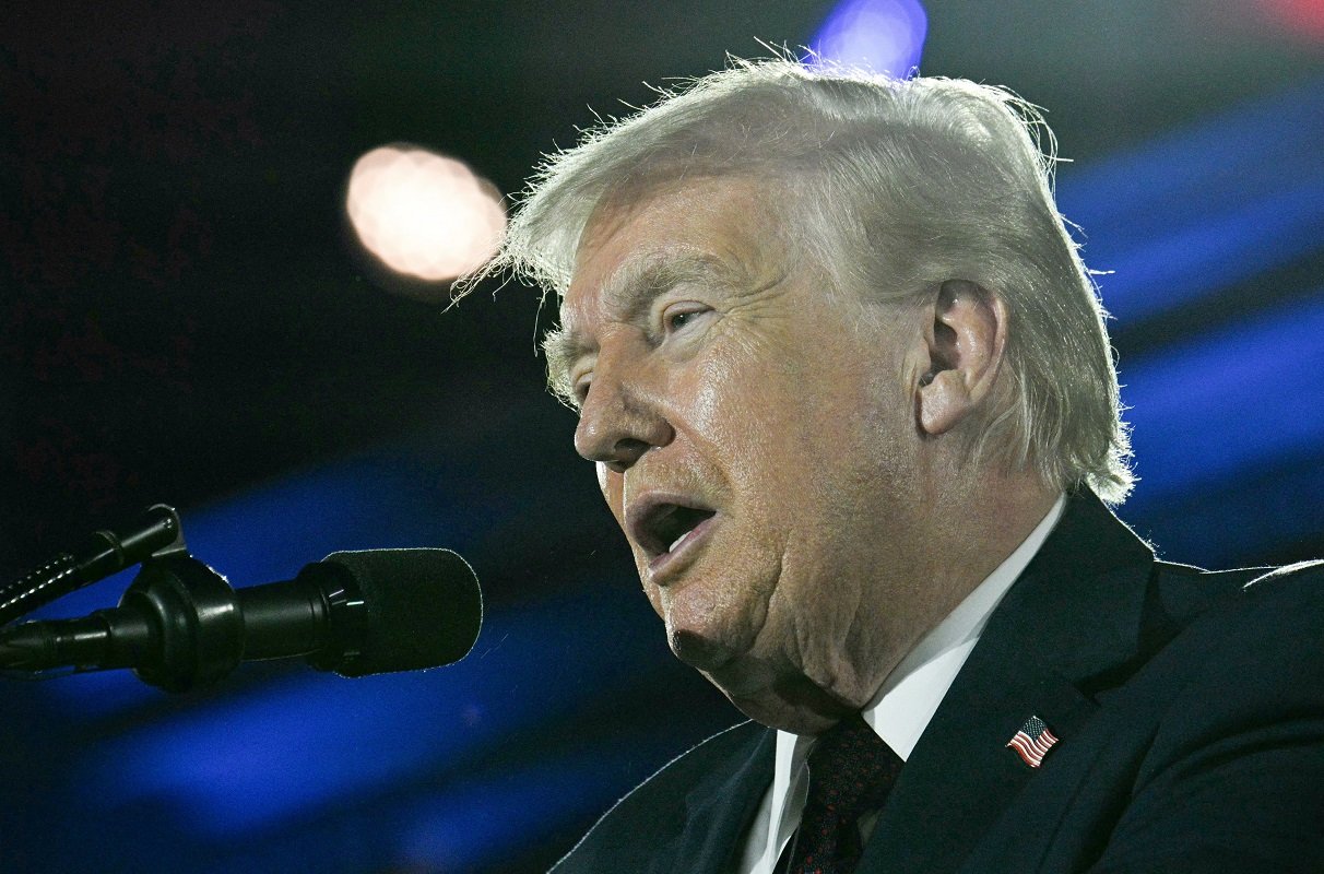 Aeroportul internațional Donald J. Trump: Unde este situat