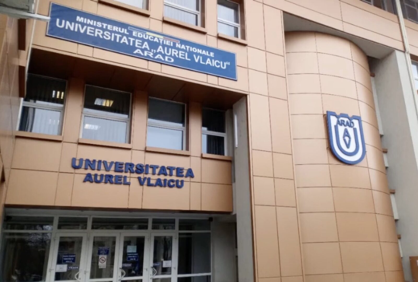 Universitatea Aurel Vlaicu din Arad a depus o plângere penală la Parchetul de pe lângă Judecătoria Arad, după ce un audit extern a scos la iveală nereguli în mandatele fostei reक्टर, Ramona Lile