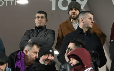 Victor Angelescu, acționar minoritar al Rapidului, contestă vehement decizia arbitrului Istvan Kovacs de a nu acorda fault în atac la o fază premergătoare golului de 2-2 în meciul cu Dinamo