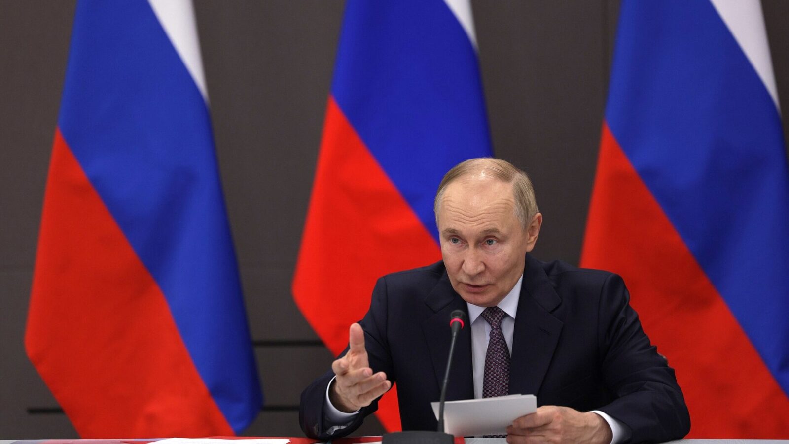 Putin, îngrijorat de moartea liderului suprem iranian: Reacție vehementă, temeri pentru viitor Reacția liderului de la Kremlin, Vladimir Putin, la moartea liderului suprem al Iranului, Ali Khamenei, a fost una neobișnuit de vehementă, potrivit unei analize publicate de Politico