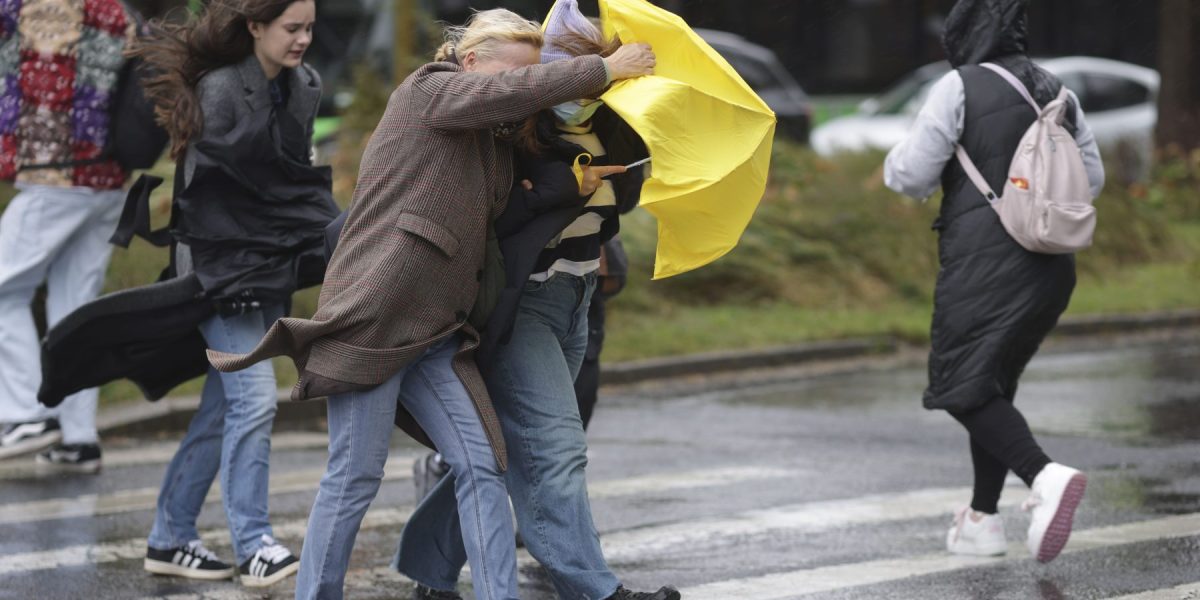 Vremea se schimbă radical. Cu cât scad temperaturile / Meteorologii anunță val de ninsori și ploi