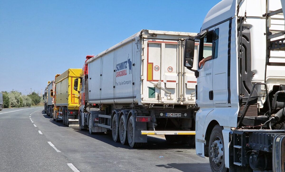 Transportatorii cer reducerea accizelor la carburanți pentru a preveni o criză economică Confederația Operatorilor și Transportatorilor Autorizați din România (COTAR) solicită Guvernului reducerea cu cel puțin 50% a accizelor la motorină și benzină