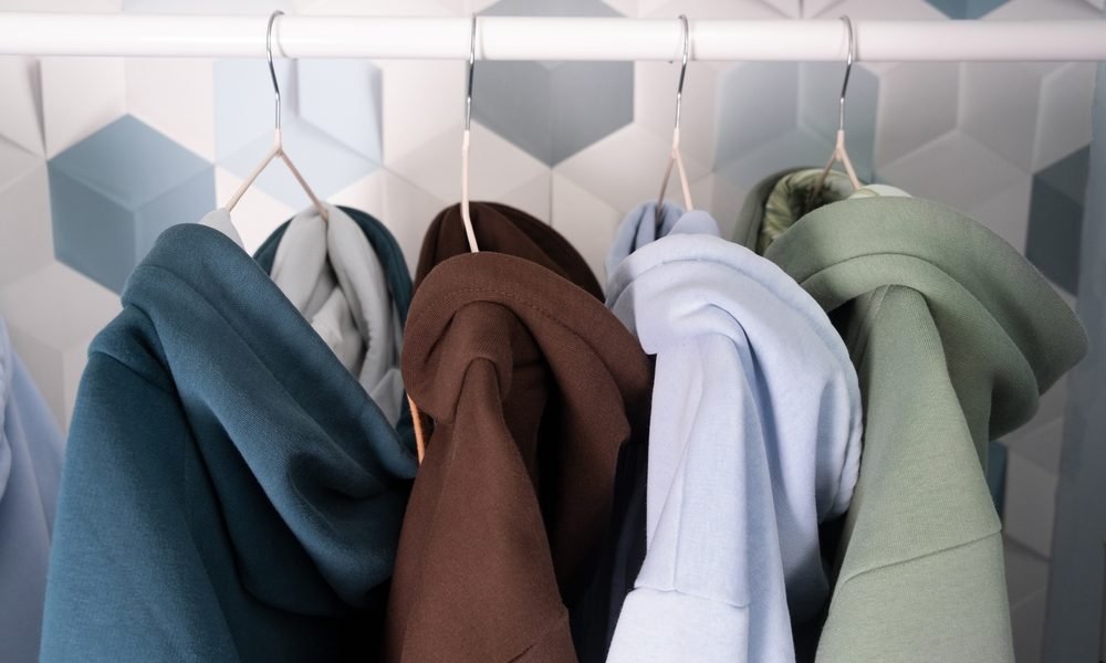 Țesăturile inteligente: Viitorul modei aduce haine care monitorizează sănătatea și încarcă dispozitive Cercetătorii de la Universitatea din Georgia dezvoltă țesături inteligente care schimbă modul în care interacționăm cu hainele