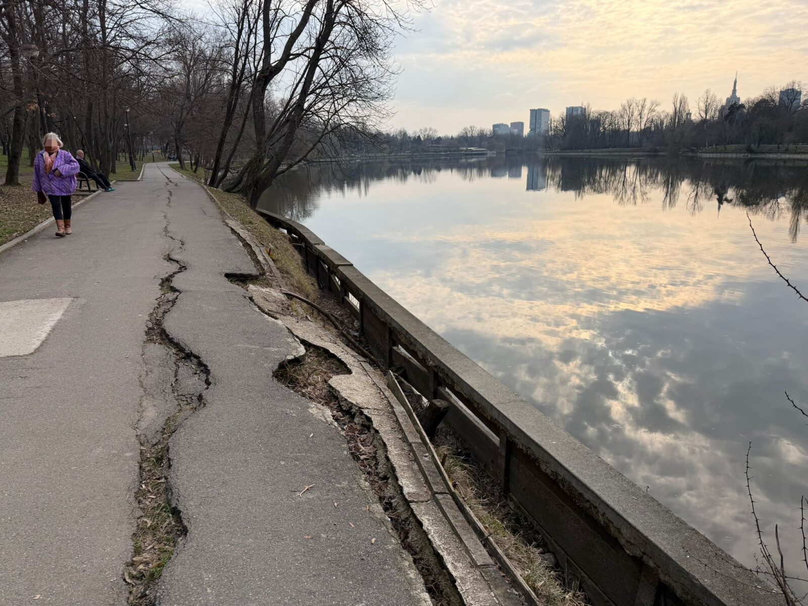 Consolidarea malurilor lacului Herăstrău: Primăria Capitalei anunță noi lucrări, după dezvăluirile privind reparațiile superficiale Primarul general al Capitalei, Ciprian Ciucu, a anunțat recent începerea lucrărilor de consolidare a malurilor Lacului Herăstrău