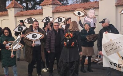 Proteste la Cotroceni: Nicușor Dan, confruntat de protestatari pe tema numirilor în funcții cheie București – Președintele României, Nicușor Dan, a fost confruntat, vineri, de protestatari în fața Palatului Cotroceni, în contextul numirilor controversate în funcții cheie din sistemul judiciar