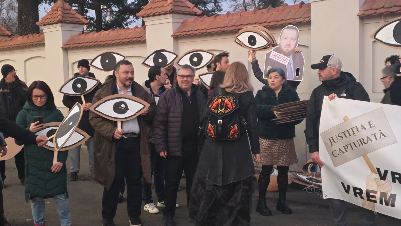 Proteste la Cotroceni: Nicușor Dan, confruntat de protestatari pe tema numirilor în funcții cheie București – Președintele României, Nicușor Dan, a fost confruntat, vineri, de protestatari în fața Palatului Cotroceni, în contextul numirilor controversate în funcții cheie din sistemul judiciar