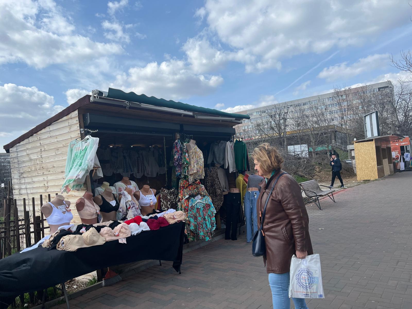 Comerțul ambulant se extinde în zona parcului ior, în ciuda amenzilor aplicate Noi tarabe comerciale au apărut la limita dintre terenul retrocedat și trotuar, în apropierea Parcului IOR, oferind spre vânzare o varietate de produse, de la haine tradiționale până la articole de îmbrăcăminte sport