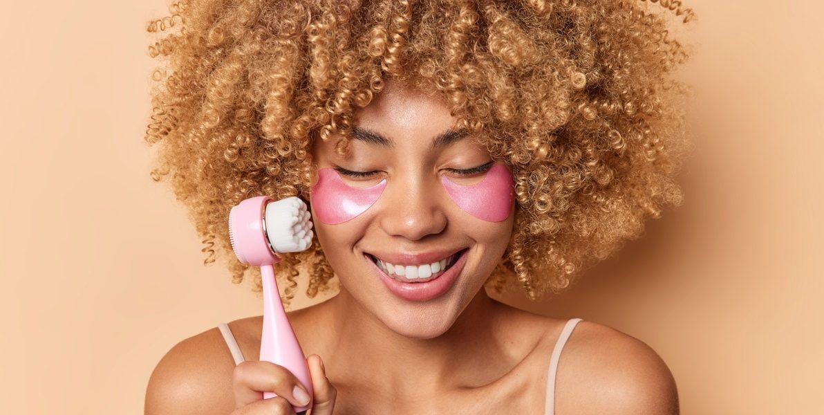 Viitorul frumuseții: Cum schimbă tehnologia îngrijirea personală Piața de beauty-tech cunoaște o expansiune rapidă, impulsionată de inovațiile tehnologice și de dorința consumatorilor de a integra gadgeturile în rutina zilnică de îngrijire personală