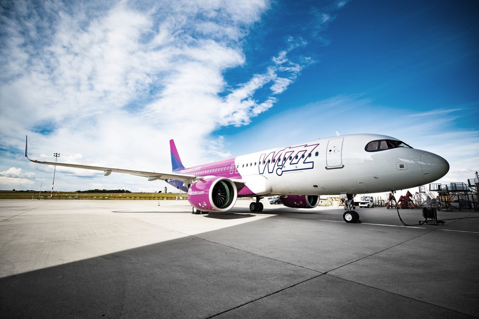 Wizz Air lansează rute noi din România, cu prețuri începând de la 79 de lei Compania aeriană low-cost Wizz Air a anunțat extinderea rețelei de zboruri din România, introducând rute noi de pe mai multe aeroporturi din țară