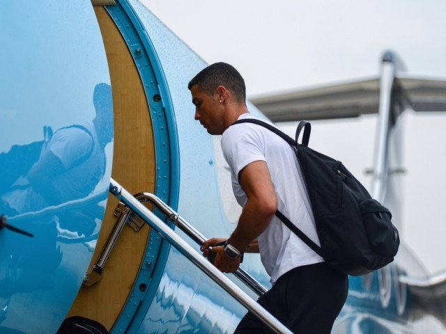 Cristiano Ronaldo, accidentat și nevoit să plece din Arabia Saudită pentru tratament Fotbalistul portughez Cristiano Ronaldo va părăsi Arabia Saudită pentru a se recupera după o accidentare, urmând să se trateze la Madrid