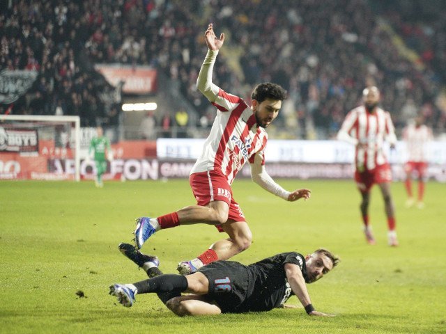 Celta Vigo – Real Madrid, pe Digi Sport 1, vineri la ora 22:00, Botoșani – Petrolul sâmbătă, de la 17:00 Fotbalistul Mark Țuțu, născut la Iași, și-a reziliat contractul cu Ceahlăul Piatra Neamț și ar putea ajunge la UTA Arad fără plata unei sume de transfer