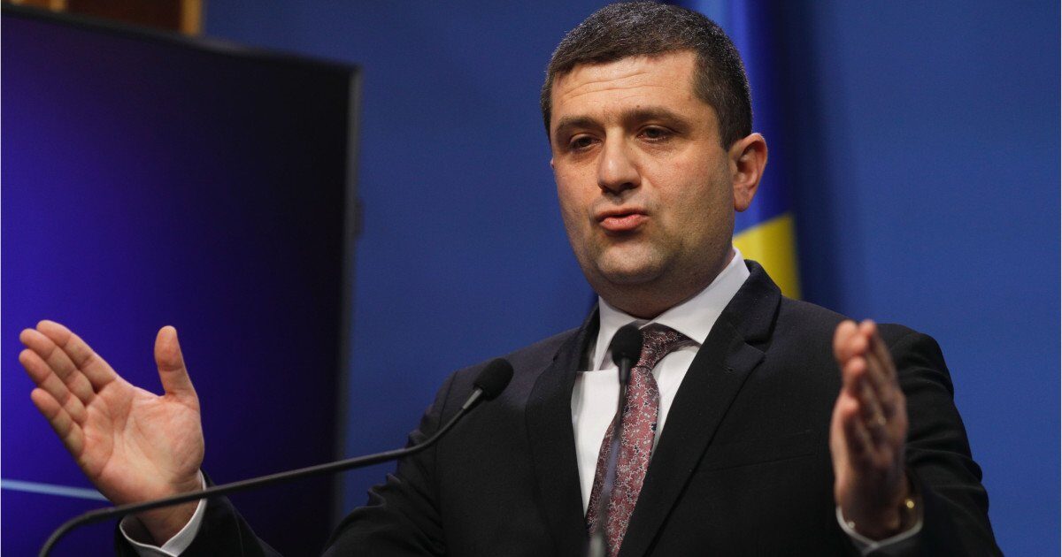 Miruță: Avioanele americane în România nu transportă explozibil, contrar temerilor lui Băsescu Ministrul Apărării, Radu Miruță, a răspuns luni îngrijorărilor exprimate de fostul președinte Traian Băsescu cu privire la posibilitatea unui atac iranian asupra forțelor americane dislocate în România