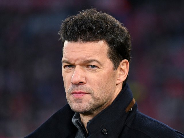 Michael Ballack, la cinci ani de la pierderea fiului său, dezvăluie durerea sfâșietoare Fostul internațional german Michael Ballack, unul dintre cei mai mari fotbaliști ai generației sale, a oferit un interviu emoționant canalului Sky, la cinci ani de la moartea fiului său, Emilio