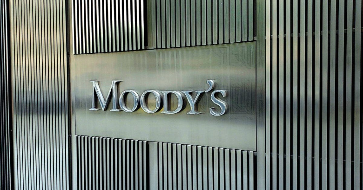 Moody’s avertizează: România, în pericol de retrogradare dacă nu reduce deficitul Agenția de evaluare financiară Moody’s a analizat recent ratingul României, avertizând asupra riscului de retrogradare