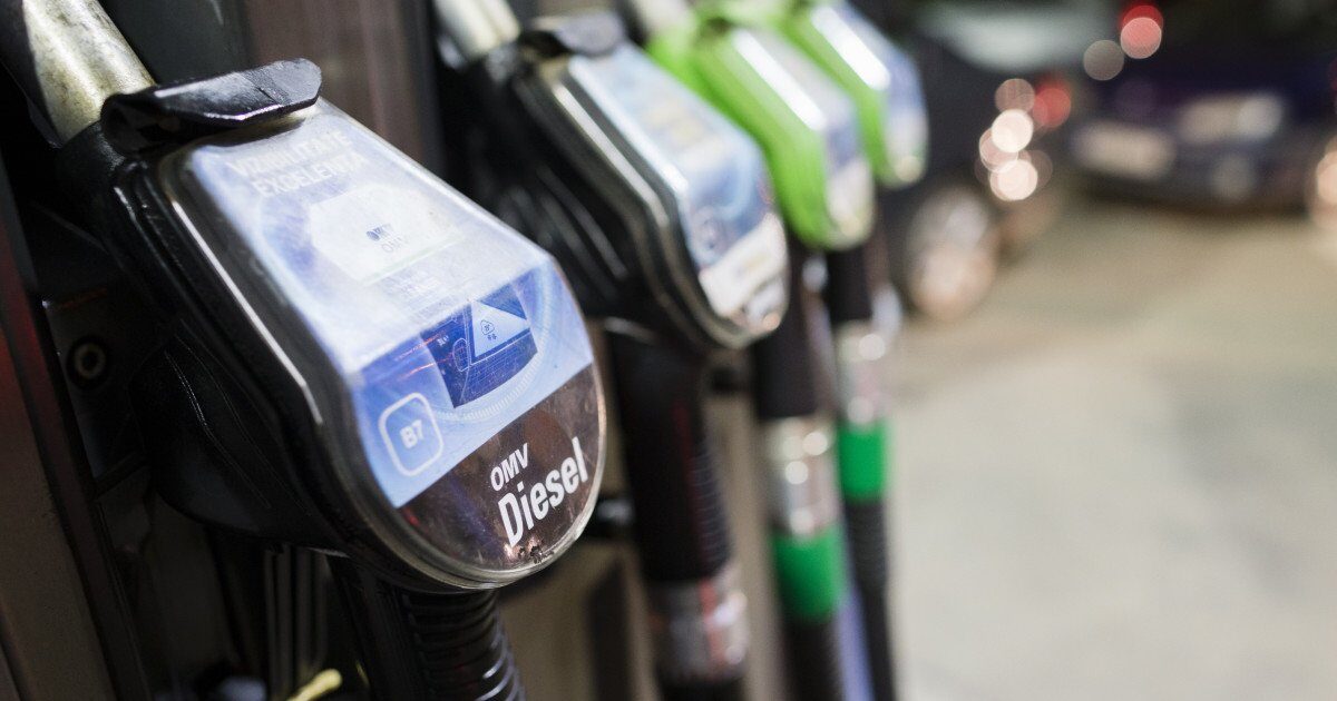 Guvernul declară stare de criză pe piața carburanților și pregătește măsuri de urgență București – Guvernul României se pregătește să declare stare de criză pe piața de țiței și produse petroliere, în urma creșterii accelerate a prețurilor la combustibili