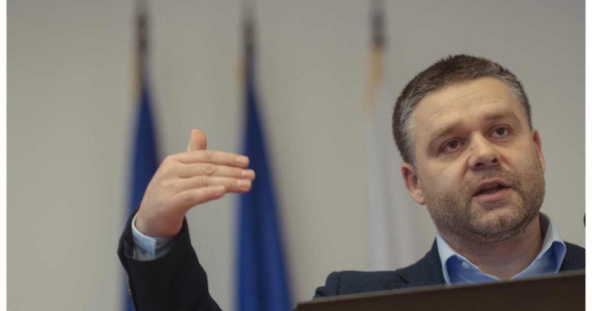 Ciucu, apel disperat la artiști: „Nu acceptați mizeria afișajului ilegal”
