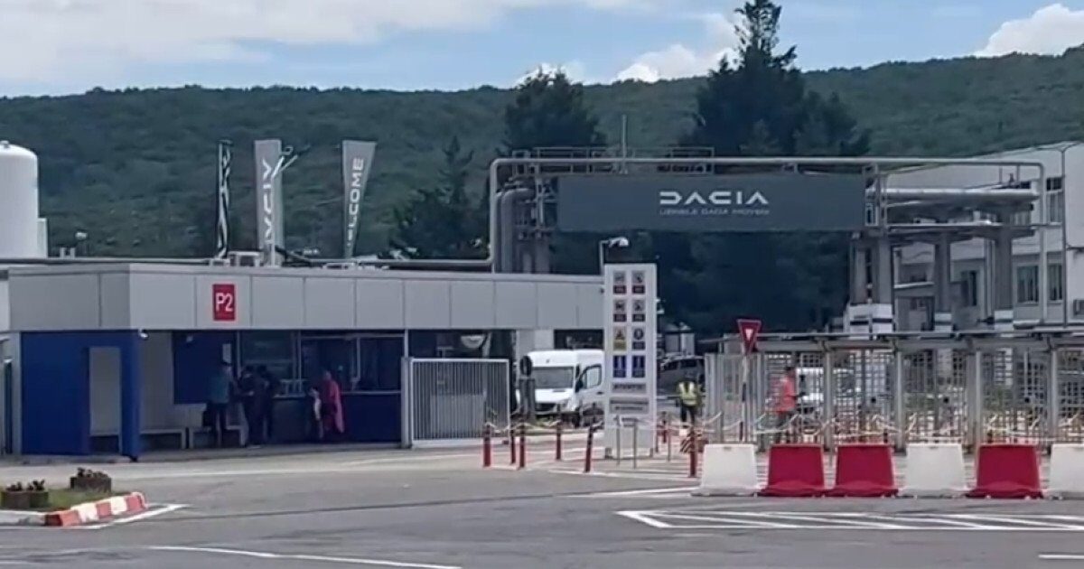 Bolojan: Reducerile de producție la Dacia îngrijorează; politicienii nu pot nega plângerile companiilor Premierul Ilie Bolojan a exprimat îngrijorare față de reducerile de capacitate de producție anunțate de multinaționalele din România, cu referire directă la deciziile Dacia-Renault
