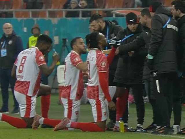 Pauză pentru Ramadan: Dinamo – FC Argeș, un meci marcat de o premieră în fotbalul românesc Un moment istoric în fotbalul românesc a avut loc recent, când partida dintre Dinamo București și FC Argeș a fost întreruptă pentru a permite jucătorilor musulmani să se hidrateze și să se alimenteze