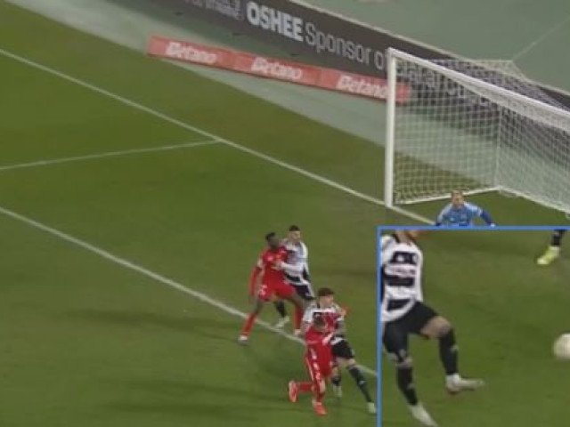 Cupa României: Scandal la meciul U Cluj – Hermannstadt după o fază controversată Universitatea Cluj a învins Hermannstadt cu scorul de 2-1 în sferturile de finală ale Cupei României, dar meciul a fost marcat de un incident controversat pe finalul primei reprize