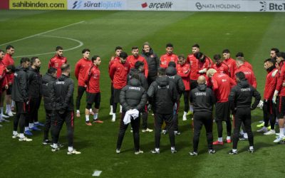 Turcia și România își pregătesc duelul crucial pentru calificarea la mondialul din 2026 Echipele naționale de fotbal ale României și Turciei se pregătesc intens pentru meciul din semifinalele play-off-ului de calificare la Cupa Mondială FIFA 2026