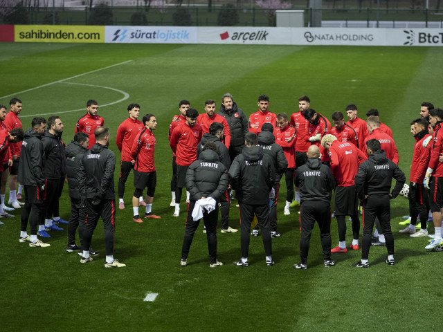 Turcia și România își pregătesc duelul crucial pentru calificarea la mondialul din 2026 Echipele naționale de fotbal ale României și Turciei se pregătesc intens pentru meciul din semifinalele play-off-ului de calificare la Cupa Mondială FIFA 2026