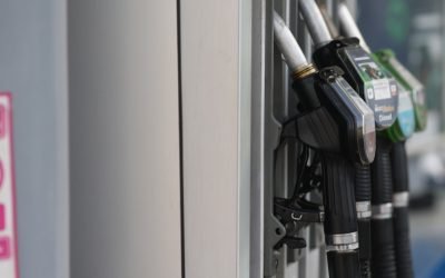 Guvernul ia în calcul măsuri urgente pentru plafonarea prețurilor la carburanți În fața unei creșteri continue a prețurilor la pompă, Guvernul României ar putea decide în zilele următoare măsuri concrete pentru a stabiliza piața carburanților