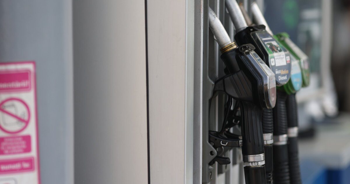 Guvernul ia în calcul măsuri urgente pentru plafonarea prețurilor la carburanți În fața unei creșteri continue a prețurilor la pompă, Guvernul României ar putea decide în zilele următoare măsuri concrete pentru a stabiliza piața carburanților