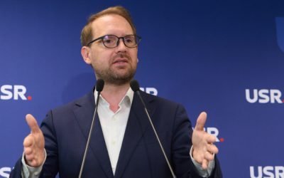 Dominic Fritz anunță reduceri de personal la primăria timișoara și poliția locală Primarul municipiului Timișoara, Dominic Fritz, a făcut publică joi decizia de a reduce numărul de posturi în cadrul instituției pe care o conduce