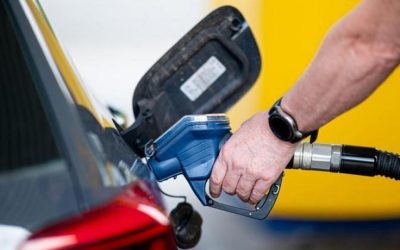 Guvernul caută soluții pentru a limita creșterea prețurilor la combustibili Guvernul analizează trei scenarii posibile pentru a contracara scumpirea carburanților și pentru a evita depășirea pragului de 10 lei pe litru, potrivit unor surse apropiate de coaliția de guvernare