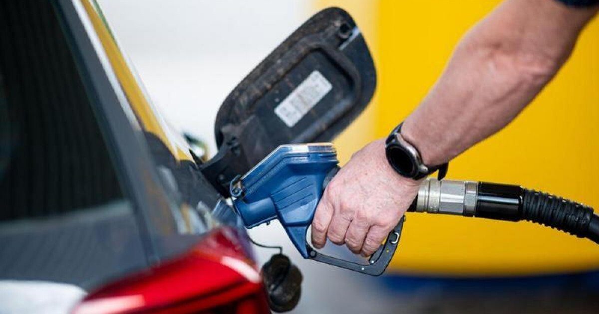 Guvernul caută soluții pentru a limita creșterea prețurilor la combustibili Guvernul analizează trei scenarii posibile pentru a contracara scumpirea carburanților și pentru a evita depășirea pragului de 10 lei pe litru, potrivit unor surse apropiate de coaliția de guvernare