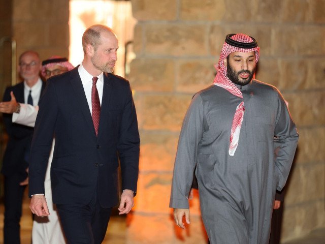 Prințul saudit Mohammed bin Salman, suspectat că l-a convins pe Trump să atace Iranul Presupuse jocuri de culise în relația dintre Arabia Saudită și Statele Unite ale Americii ies la iveală, după ce o publicație internațională a relatat despre rolul prințului moștenitor Mohammed bin Salman în decizia fostului președinte american Donald Trump de a escalada tensiunile cu Iranul