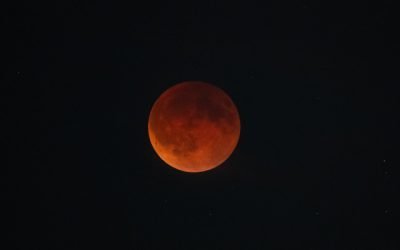 „Lună Sângerie” pe cerul planetei, dar nu și deasupra României Pe 3 martie 2026, pasionații de astronomie din întreaga lume vor avea parte de un spectacol ceresc: o eclipsă totală de Lună, fenomen cunoscut popular drept „Lună Sângerie”