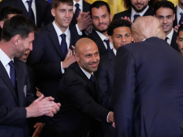 Messi și Inter Miami, critici dure după vizita la Casa Albă și discursul lui Trump Un eveniment neașteptat a avut loc la Casa Albă, unde echipa Inter Miami, pe care joacă starul argentinian Lionel Messi, a fost invitată pentru a sărbători câștigarea titlului MLS