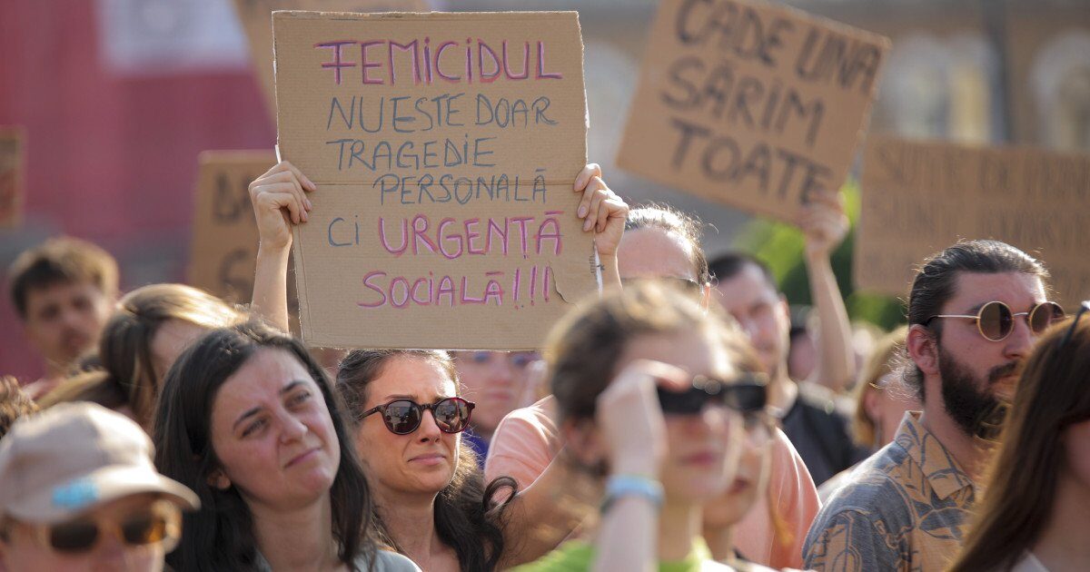 Legea femicidului a trecut de Parlament: României îi va defini și pedepsi crima bazată pe gen Camera Deputaților a adoptat, în calitate de cameră decizională, proiectul de lege privind prevenirea și combaterea femicidului