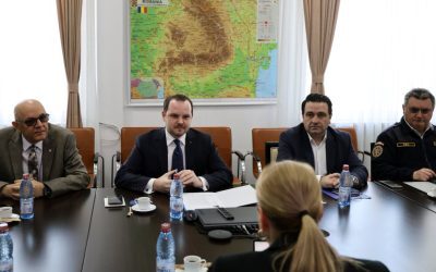 Rogobete și Arafat discută cu HERA despre pregătirea României pentru crize sanitare Ministrul Sănătății, Alexandru Rogobete, și șeful Departamentului pentru Situații de Urgență (DSU), Raed Arafat, au avut o întâlnire cu directorul general al Autorității Europene pentru Pregătire și Răspuns în Situații de Urgență Sanitară (HERA), Florika Fink-Hooijer